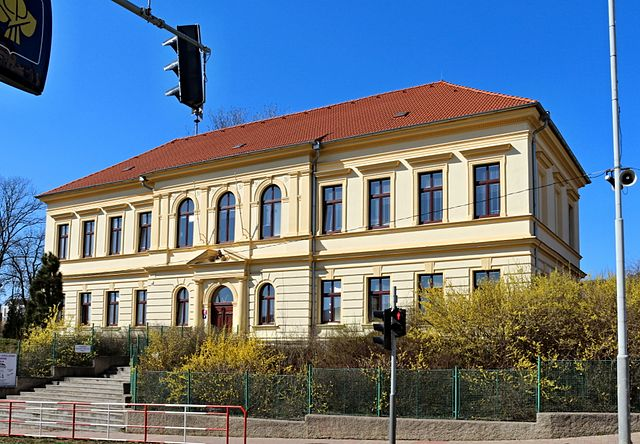 Сейчас в этом здании музыкальная школа. А в мае 1945 года здесь располагался штаб 1й дивизии РОА (фото с "Вики")