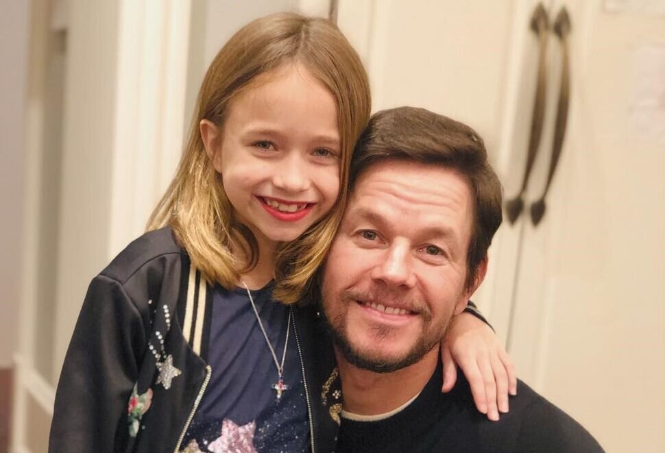 Актер играет с дочерью в салон красоты. Говорят же, что сейчас самое время заняться собой.