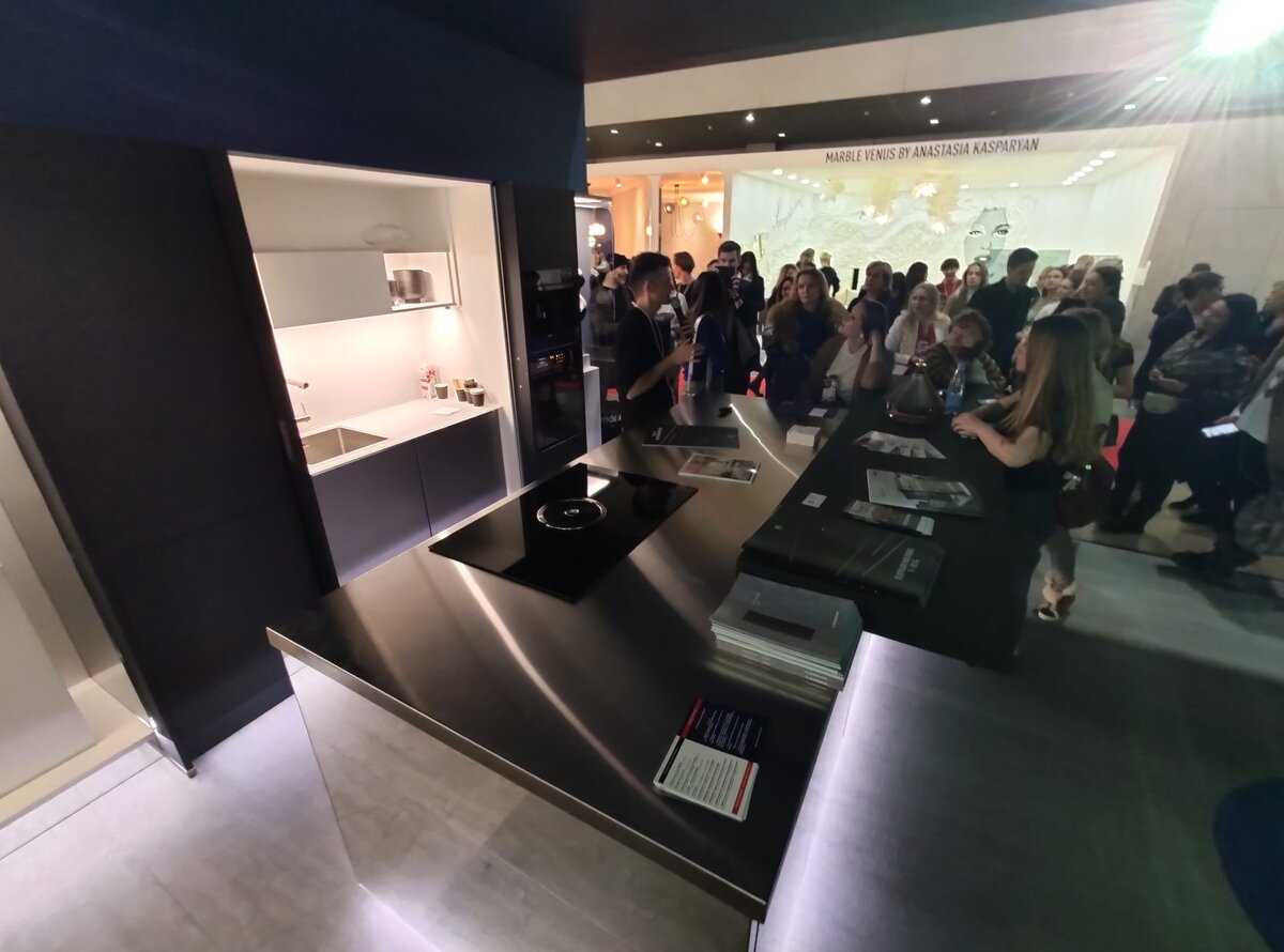 Столешница из нержавеющей стали компании "PANORAMICA" на выставке BATIMAT Russia 2020