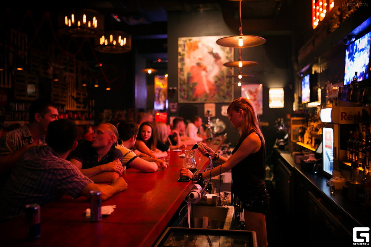 женщина в кафе. вероника климовиц плейбой. женский бар. девушка за барной стойкой. девичник.
