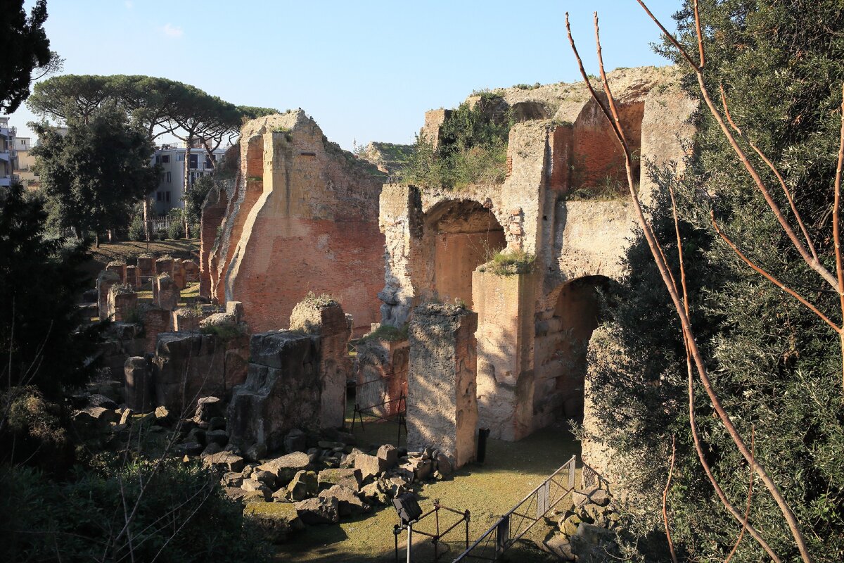 Стены амфитеатра Флавиев в Поццуоли