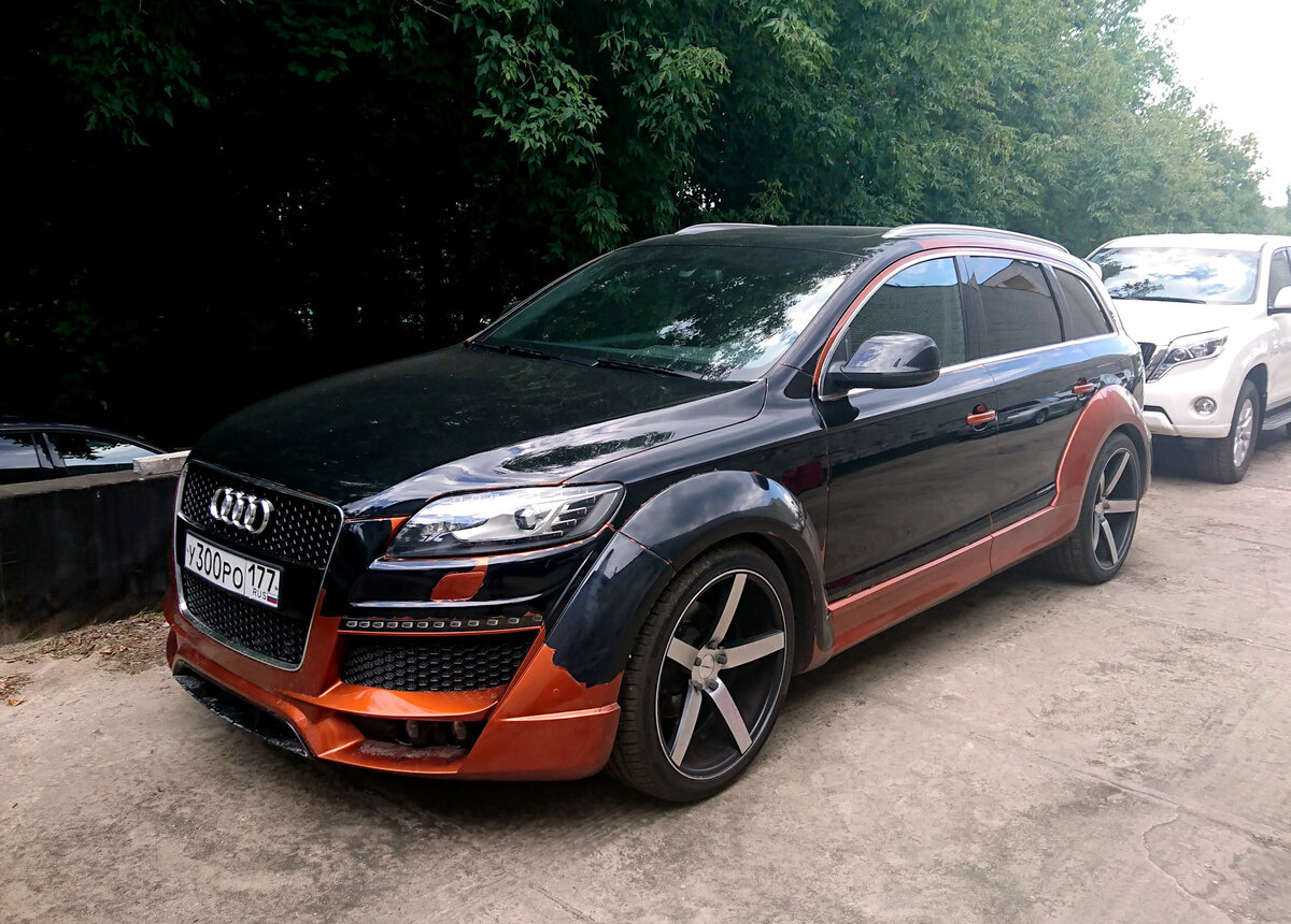 Audi Q7 — полноразмерный кроссовер, выпускаемый компанией Audi. Его премьера состоялась в сентябре 2005 года на Международном автосалоне во Франкфурте[1]. Audi Q7 базируется на концепте Audi Pikes Peak quattro, представленном в 2003 году на автосалоне в Детройте[2]. Audi Q7 создан на платформе "E". Вместе с ним на заводе Volkswagen Slovakia в Братиславе (Словакия) на этой-же платформе выпускаются модели концерна Volkswagen — Touareg и Porsche Cayenne[3].