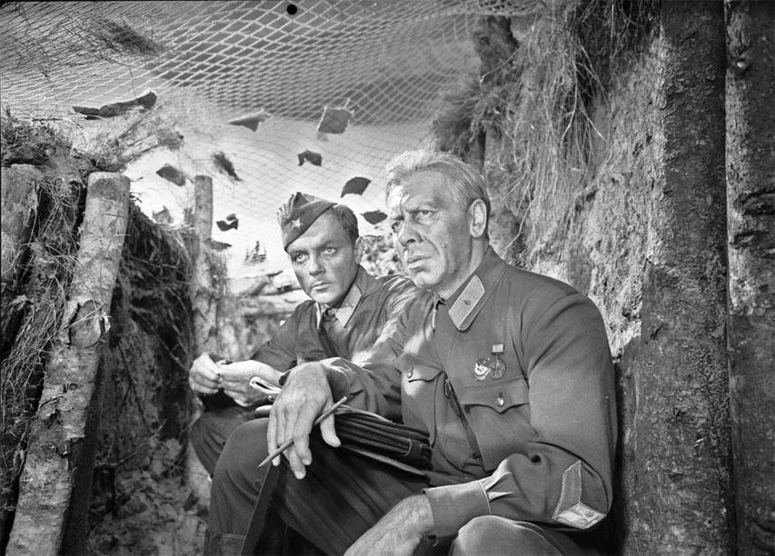 Актеры Кирилл Лавров — старший политрук Иван Петрович Синцов и Анатолий Папанов — комбриг  Фёдор Фёдорович Серпилин, позднее генерал-майор.