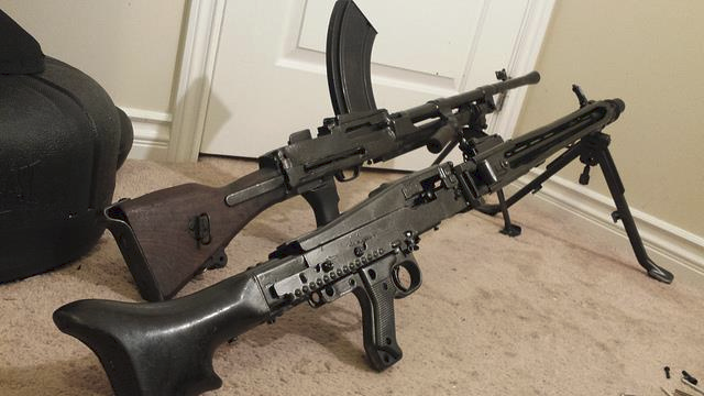 Да, эти "Брен" и MG-42 - на самом деле тоже их реплики под .22LR, и это далеко не все творения их автора