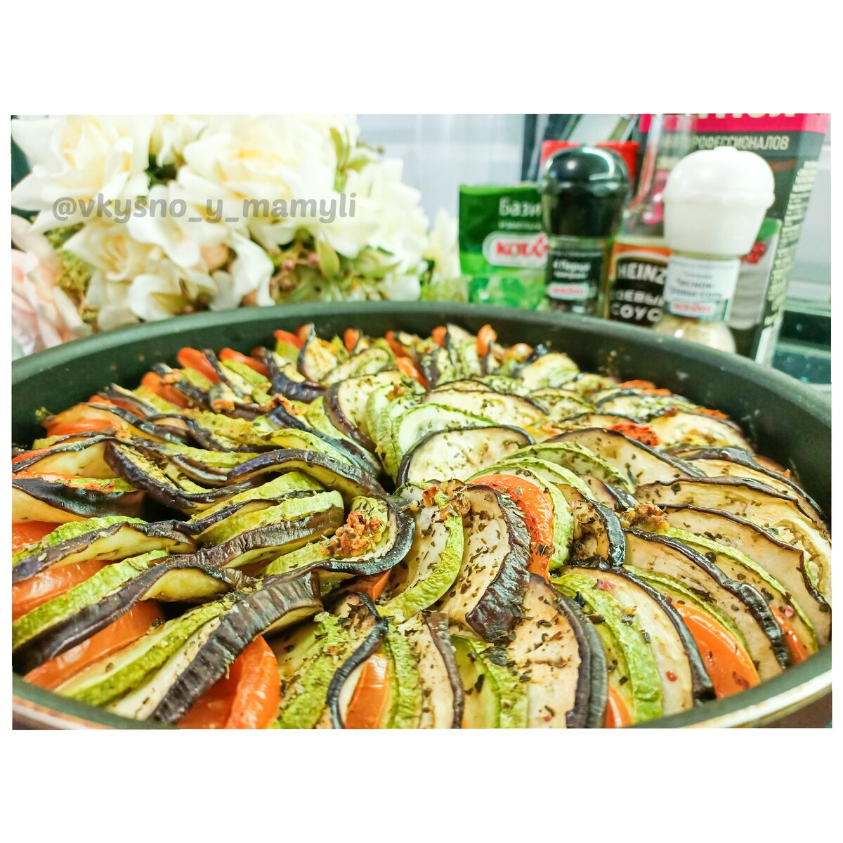 Рататуй😋
⠀
Честно говоря, когда готовила не думала что получится тааак вкусно😋 этот вариант рататуя без моцареллы, чисто овощной, но с сыром получается также вкусно👍.
⠀
_______________________________
⠀
Маленькая просьба: кто заберёт рецепт себе в закладки, напишите любой смайл или комментарий 📝. Для меня это очень важно 💯! Хочу видеть тех, кому нравится то, что я делаю!
⠀
_______________________________
⠀
❗У меня форма диаметром 28см, количество продуктов брала исходя из нее.
⠀
📄 Ингредиенты:
⠀
☑️ Баклажан - 2шт
⠀
☑️ Кабачок - 2шт
⠀
☑️ Помидор - 2-3шт
⠀
☑️ Чеснок - 3-4 зубчика
⠀
☑️ Базилик
⠀
☑️ Специи (у меня 4 перца и чеснок-травы-соль)
⠀
☑️ Соевый соус
⠀
☑️ Сливки
⠀
👩‍🍳Приготовление:
⠀
Баклажан режем тонкими кружочками, посыпаем солью, оставляем на 10 минут, чтоб ушла горечь. После смываем под холодной водой. Кабачок также режем кружочками, помидор можно полукругом.
⠀
Выкладываем в форму или сковороду поочередно. Получается своего рода улитка, как на фото. Давим чеснок чеснокодавилкой и посыпаем им овощи, также присыпаем приправами, поливаем соевым соусом и сливками.
⠀
Ставим в разогретую духовку на 50-60 минут на 180°с.
⠀
Всё! Наш рататуй готов! ✔️
⠀
Приятного аппетита! 🍴
