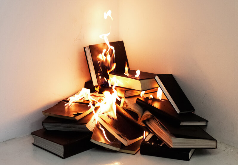 Источник: https://www.seanmundyphotography.com/shop/bookburningposter