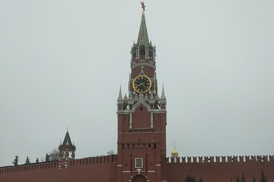 Кремлевская площадь и самые известная башня России