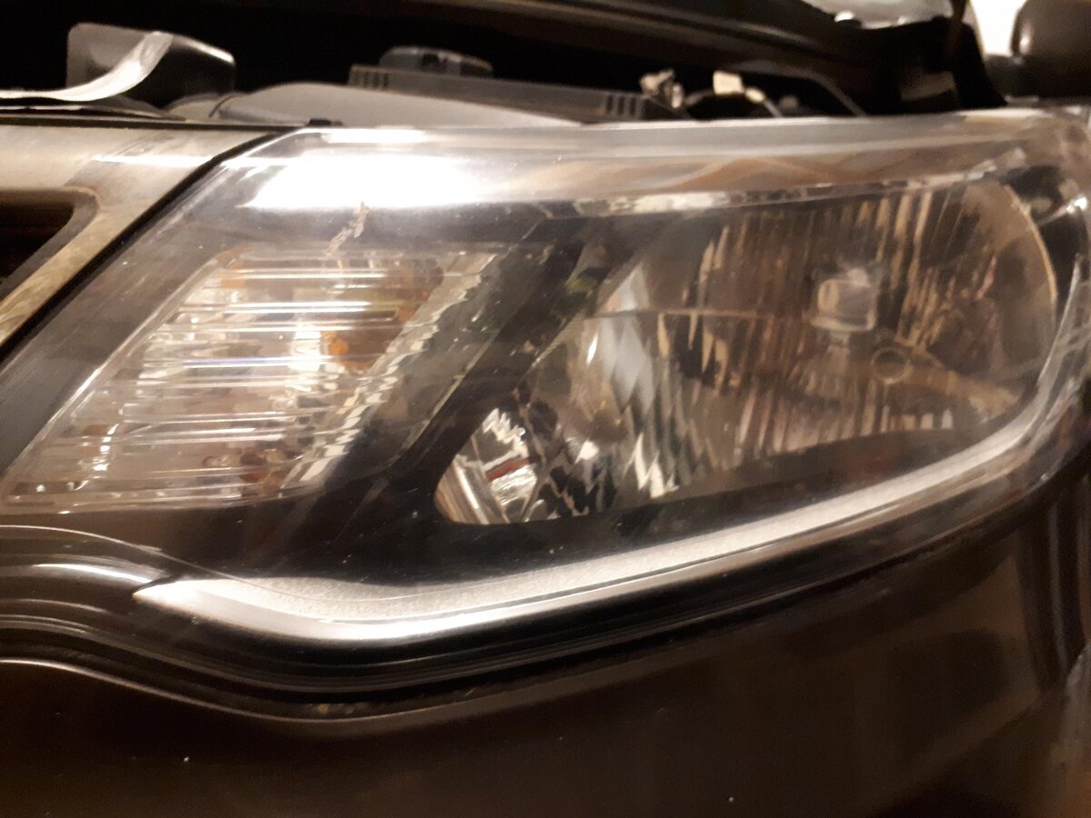 вид до полировки фары.