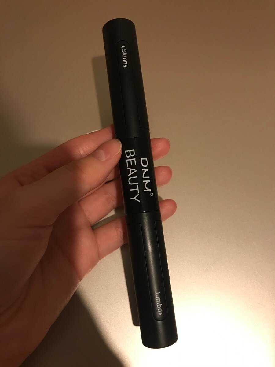 С одной стороны кисть с ворсинками/волокнами, которые удлиняют  ресницы, и они становятся ну очень длинными, если часто хлопать можно улететь 😂😍