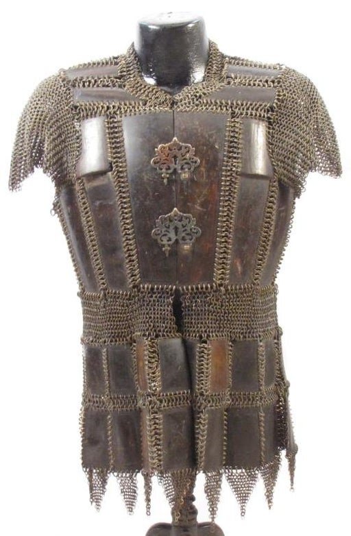 Доспехи из железных пластин 7 букв. Металл в латах. Бригантина доспех фэнтези. Римский доспех лорика сегментата. Кожаный доспех с металлическими пластинами.