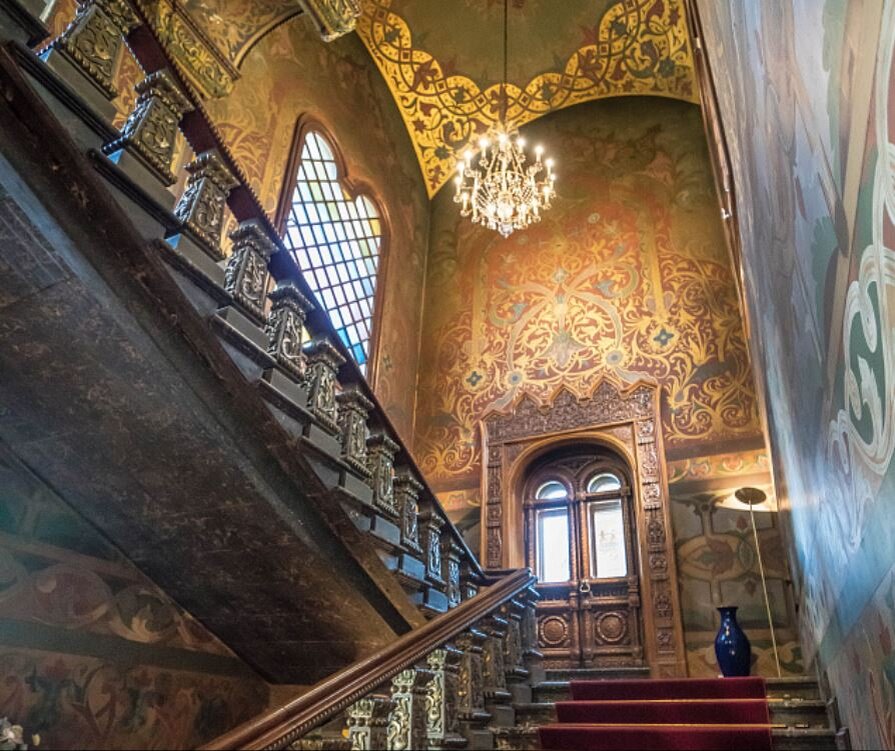 Отделка интерьеров - работа популярного архитектора того времени Петра Бойцова 