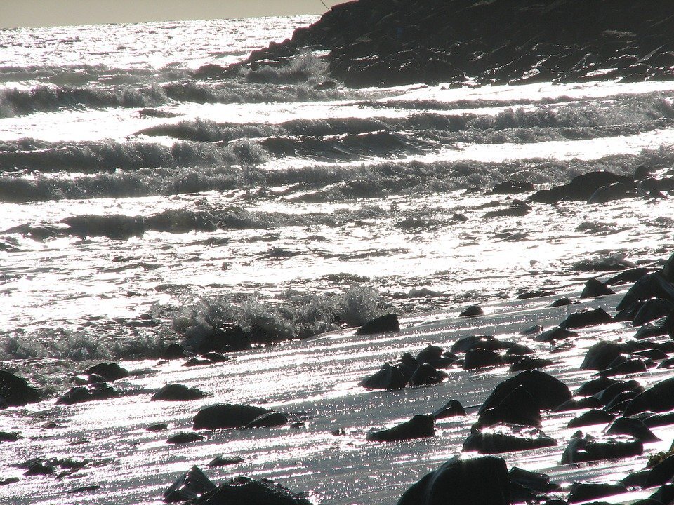 https://cdn.pixabay.com/photo/2013/08/13/22/42/pacific-ocean-172370_960_720.jpg