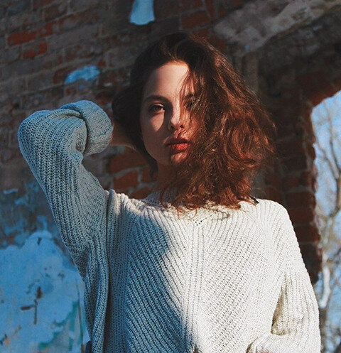 Иногда девушка позирует для друзей-фотографов как модель 