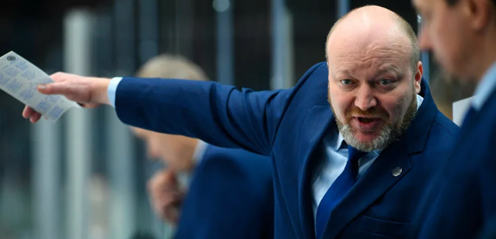 Главный тренер "Сибири" Николай Заварухин дает указания помощникам. Фото: khl.ru