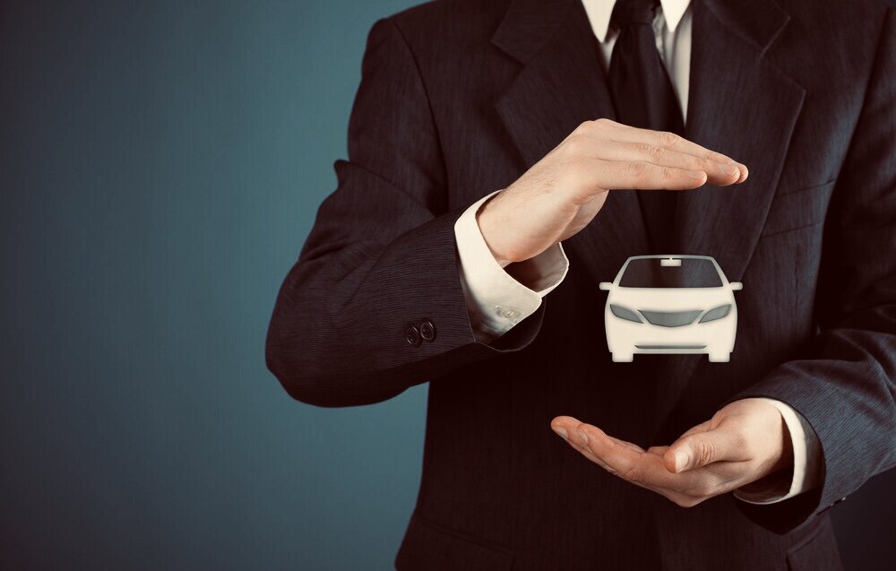 Стоимость обязательного страхования автогражданской ответственности постоянно растет, вызывая волну негодования автовладельцев. Как известно, стоимость страхования зависит от множества факторов – одним она обходится дороже, а другим дешевле. Рассмотрим, как же можно сэкономить на оформлении ОСАГО, не переплачивая за полис.