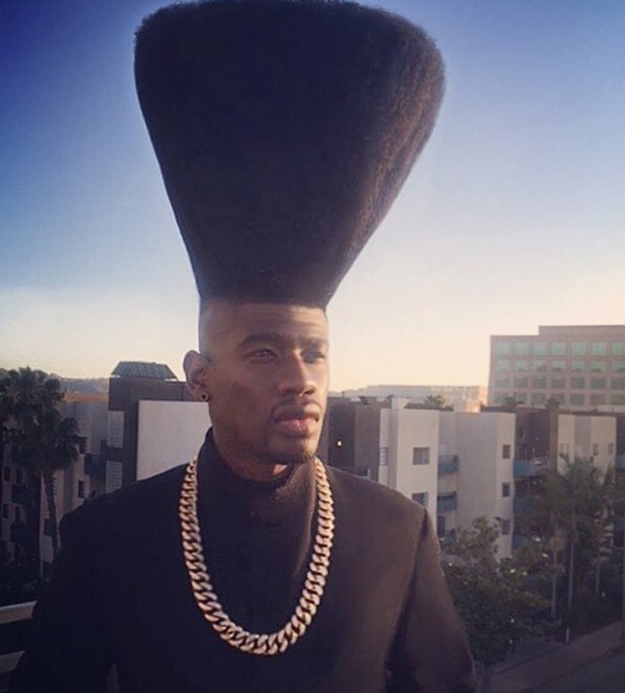 Чтобы казаться выше. Почему-то вспомнился медведь. Говорят, когда встречаешь в лесу медведя, надо что-то поднять над головой, чтобы казаться высоким, это отпугнет медведя. 