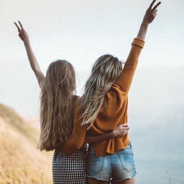 Лучшая подруга - это как родная сестра. У вас точно могут быть схожие интересы и в то же время они могут немного различаться. Вы любите друг друга по человечески, где-то вы можете обидеться друг на друга, но это явление буквально 5-и минутное, и потом вы снова будете смеяться и сплетничать. Лучшая подруга не даст тебя в обиду, всегда придет на помощь, даст дельный совет, и никогда не расскажет твои секреты другим. С таким человеком рядом, вы всегда будете чувствовать себя комфортно.