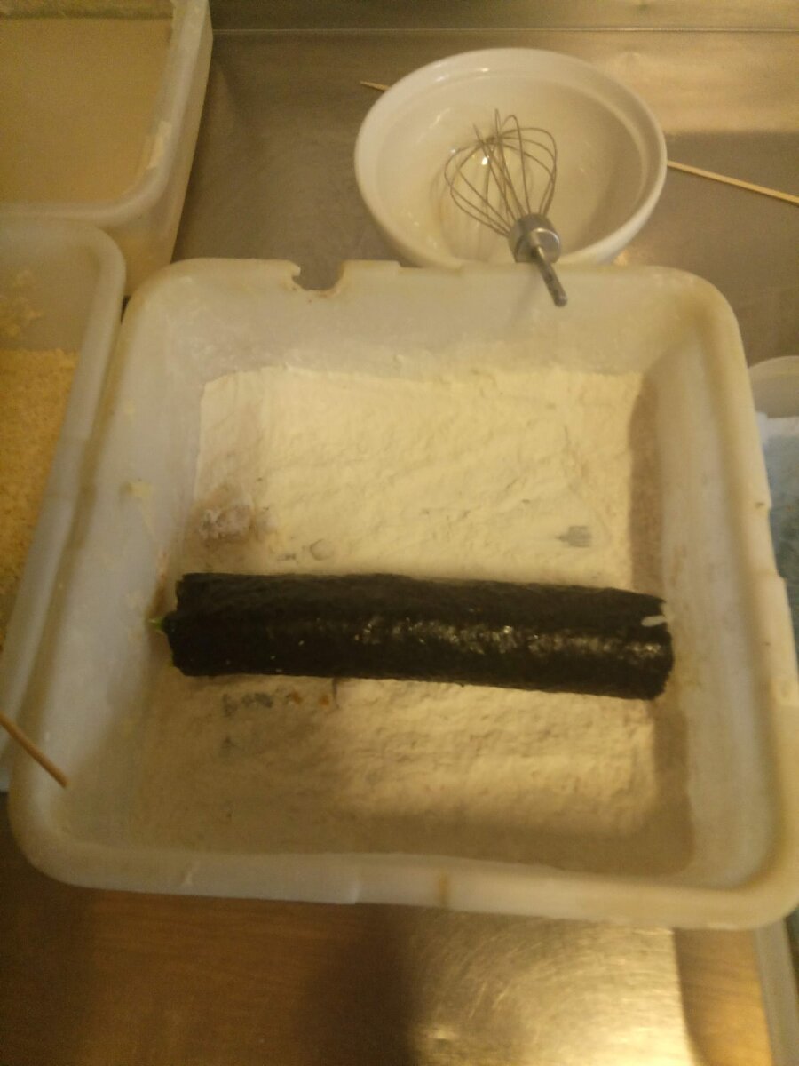 Панировка ролла в муке