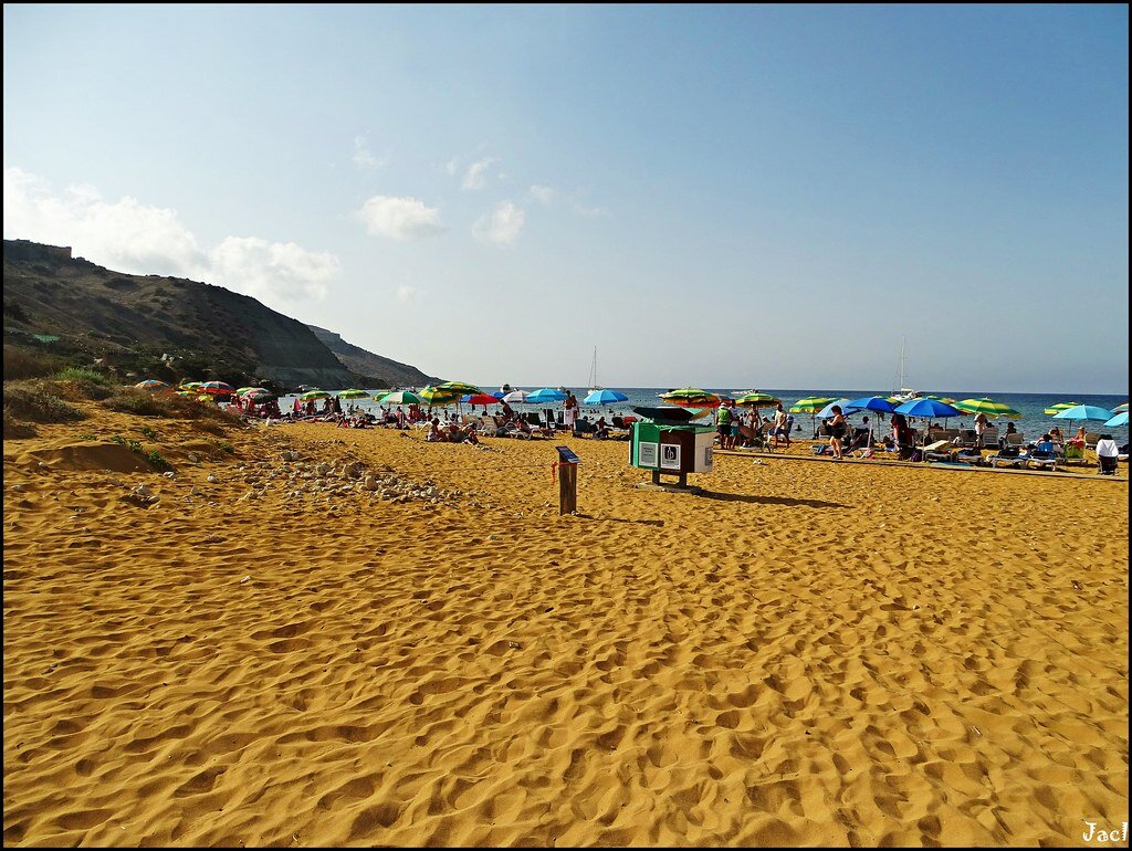 Такая плотность отдыхающих летом на пляже в бухте Рамла.  До коронавируса.