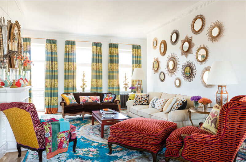 У стены в гостиной диван по эскизам Кирилла Истомина, обитый тканью, Hines & Co. Над ним коллекция французских винтажных зеркал. Китайский журнальный столик, лампы и столик из ротанга у дивана — тоже винтажные. Под окном диван, Maison Jansen, 1940-х годов, сохранивший оригинальную обивку. Слева винтажное кресло в обивке, Cowtan & Tout. Ореховое кресло с табуретом для ног в стиле Людовика XV обтянуто бархатом, Schumacher.