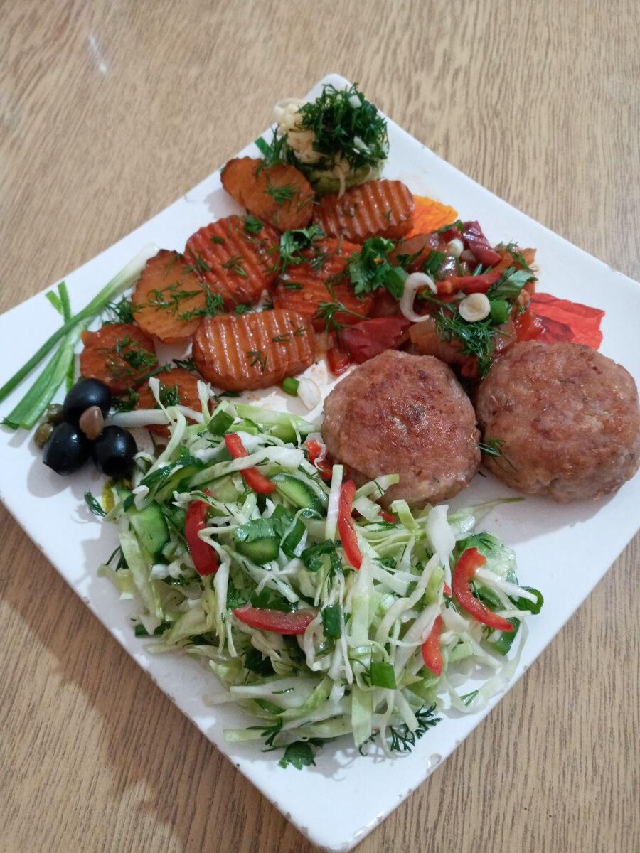 Обжаренный картофель, кабачки и морковь с салатом из молодой капусты, огурцов и болгарского перца. 