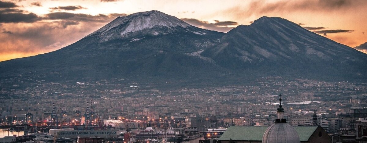 Мы назвали линию кухонных плит в честь горы Везувий, которая не нуждается в представлении. Единственный действующий вулкан Европы, сопровождающий её на протяжении всей истории. 