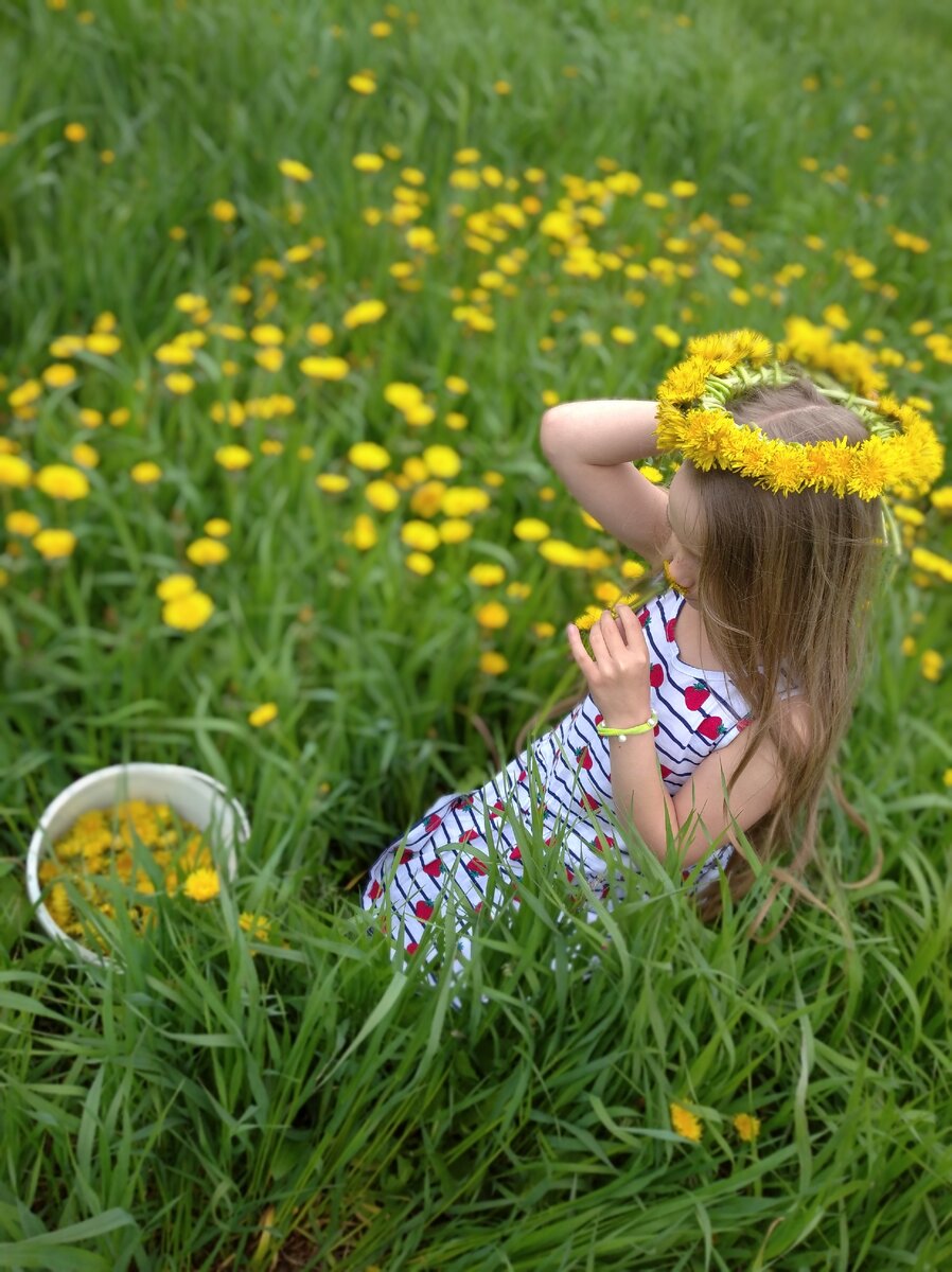 Вот именно так девочки собирают одуванчики. Ни как иначе. :)