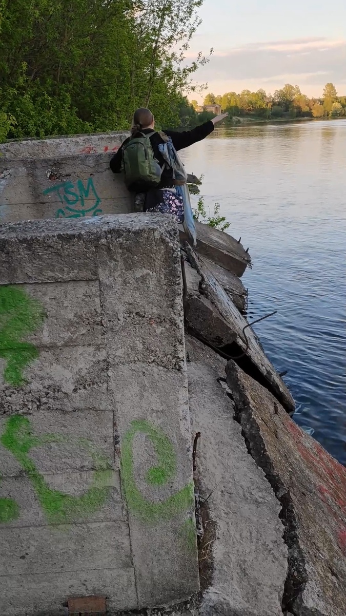 Татьяна и бетонные развалины
