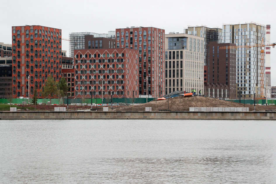  В марте цены на недвижимость выросли на 4–9% как на рынке новостроек, так и на вторичке. К примеру, в Москве наблюдался всплеск спроса — покупатели стремились спасти накопления, реагируя на падение цен на нефть и курса рубля, а также на возможное поднятие Центробанком ключевой ставки. 
Однако ажиотаж сошел на нет после введения режима самоизоляции — часть покупателей оказалась не готова проводить сделки в режиме онлайн. И если на рынке новостроек движение сохранилось, то на вторичке сделки почти остановились из-за сложностей с осмотром объектов.

Сейчас рынок недвижимости сдерживается карантином — после его отмены вероятен всплеск активности за счет отложенного спроса. А затем ожидается падение цен — а значит, и новые возможности для инвесторов в недвижимость. Это надежные вложения, по доходности способные превосходить банковские вклады — особенно после предстоящих изменений в налоговом законодательстве.

|___________________________________________________________________________________________________________|


Глубина падения цен зависит от сроков снятия карантина 