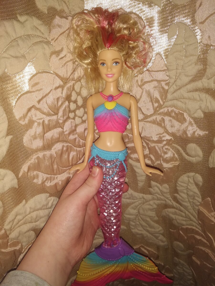 У этой волосы расплавились от горячей воды.