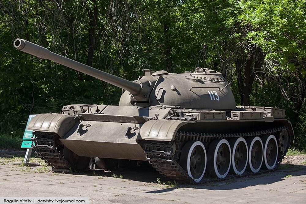 Т-55 средний танк. Создан на базе Т-54. Производился с 1958 по 1979 год. Первый в мире серийный танк, оборудованный  автоматической системой  противоатомной защиты.