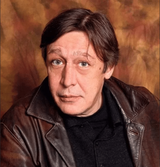 Родился 10 ноября 1963 года в Москве в театральной семье.