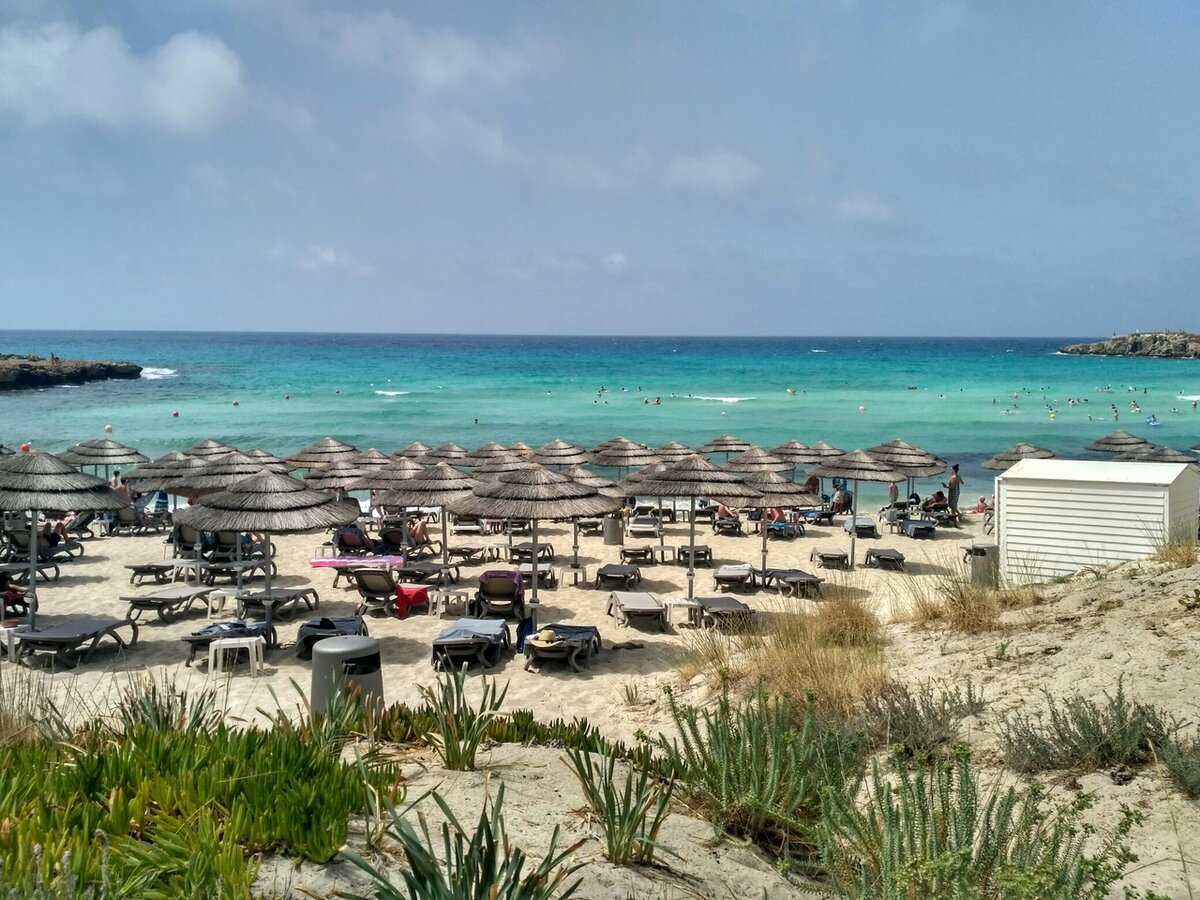 Нисси Бич - слева от косы.