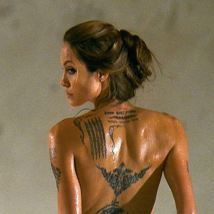 Тело актрисы покрыто десятком татуировок.