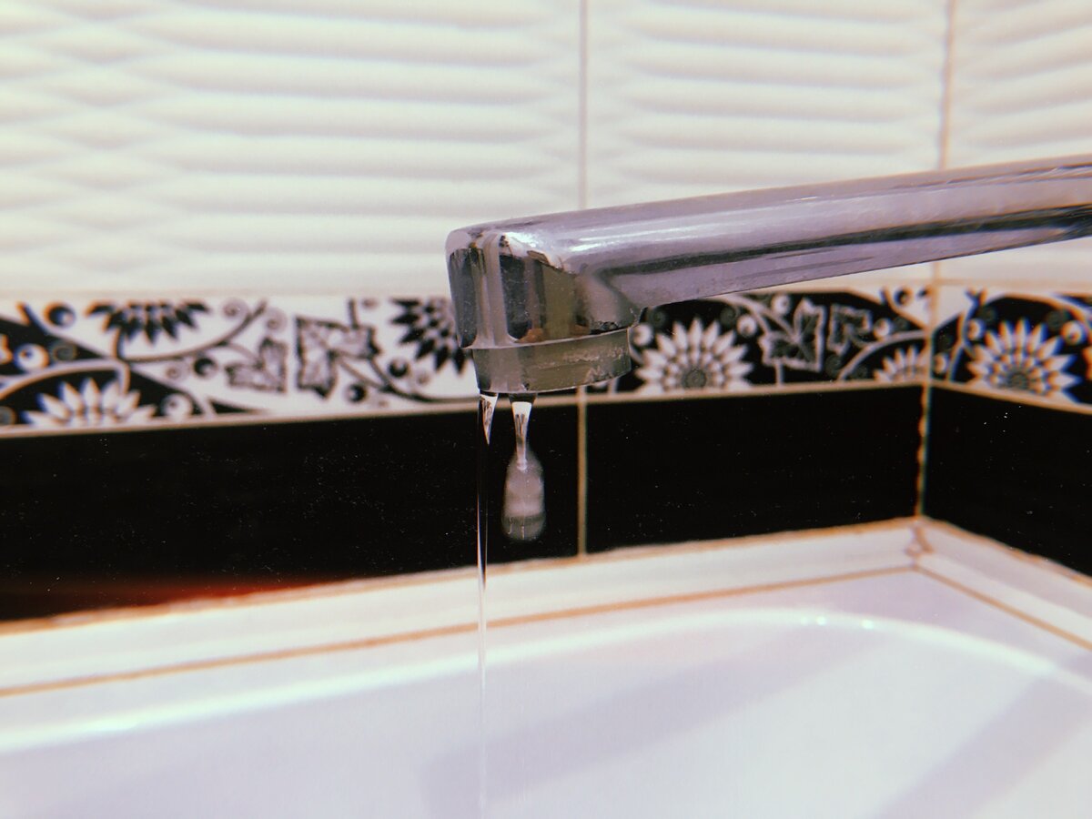 Капля воды из-под крана