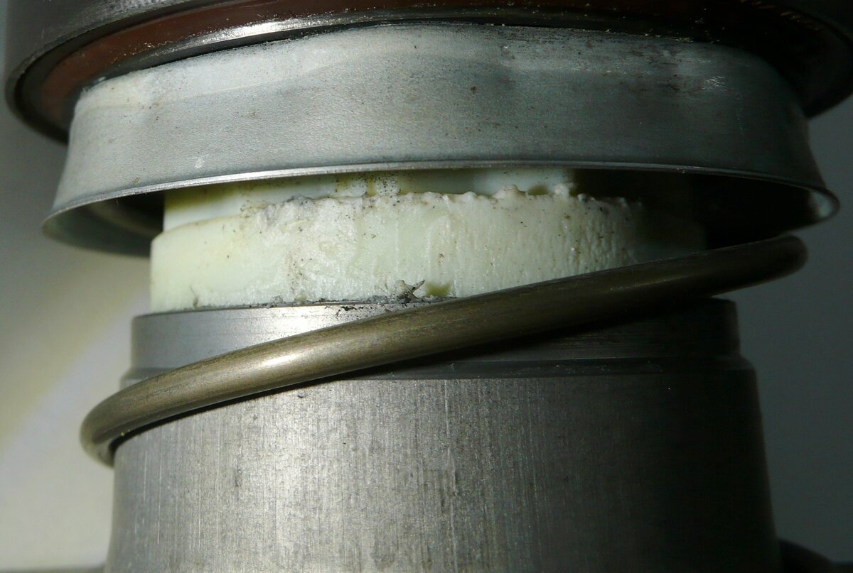 Подшпник еще не разобран - явные следы "задиров" пластика на втулке 