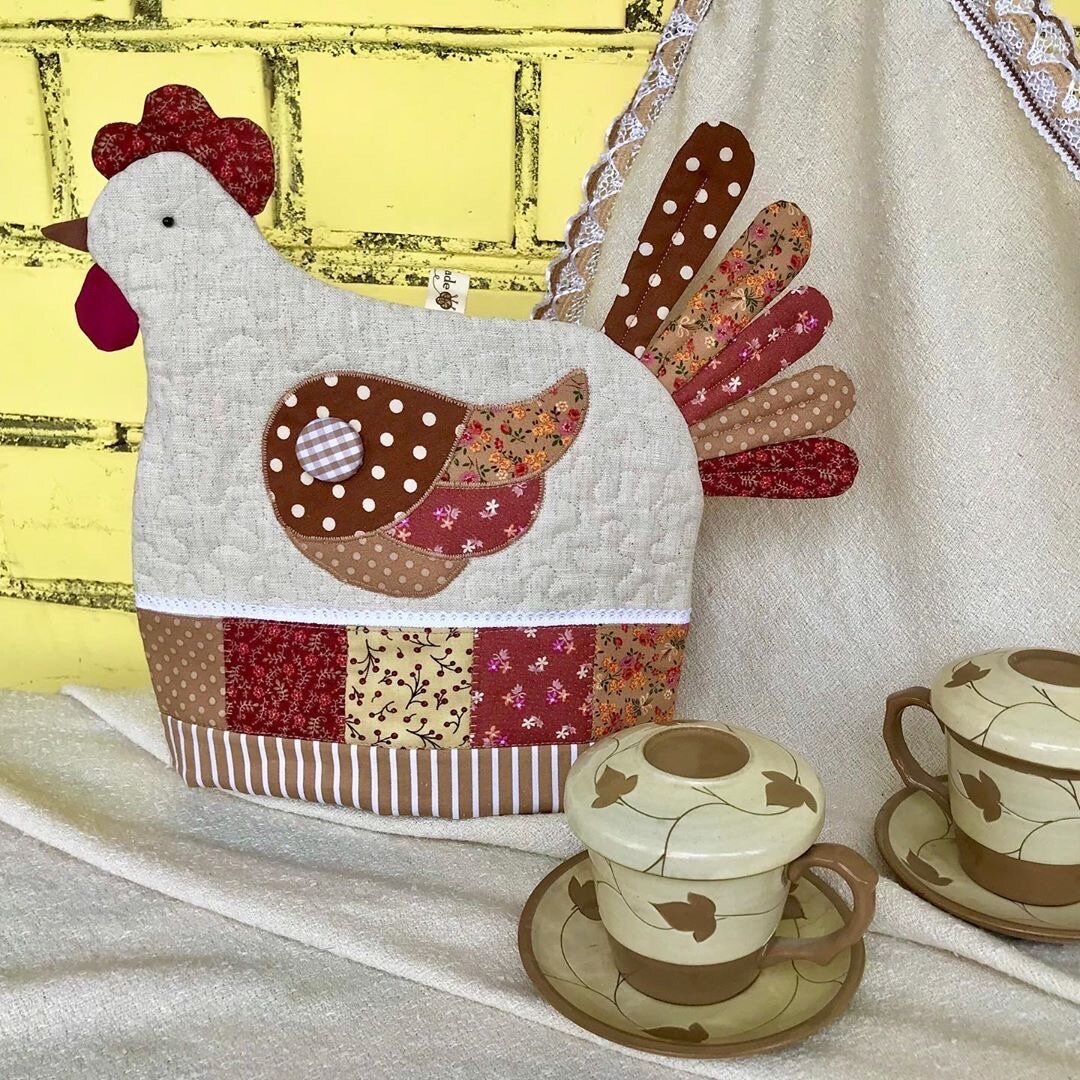 Грелка на чайник. Грелка на чайник сшить. Грелка для заварочного чайника. Накидка на чайник. Как сшить грелку на чайник.