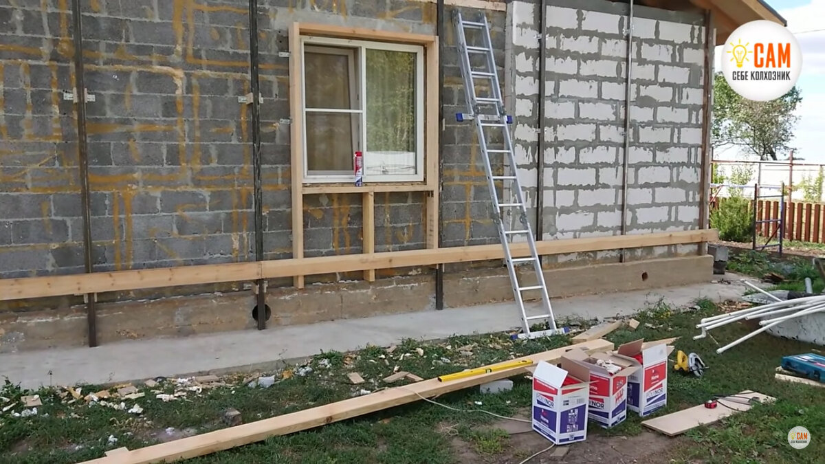 Лицевая часть дома. Высота 6 м. дерево найти "прямое" тяжело, поэтому сделал  направляющие при помощи металлических профильных труб. 