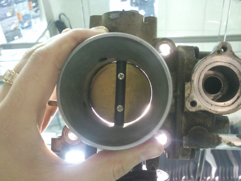 Проверка износа дроссельной заслонки. Картинка с сайта drive2.ru