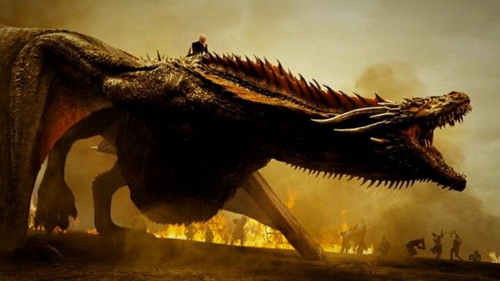 Когда предпоследний сезон "Игры престолов" достигает своей середины, он, наконец, начинает окупаться на некоторых из своих самых длинных сюжетных линий. В этом эпизоде Арья наконец возвращается в Винтерфелл, где она воссоединяется с Сансой и Браном после лучшей части семи сезонов и спаррингов с Бриенной. Джон и Дейенерис показывают какие-то искры, таинственные Дети леса становятся немного менее таинственными, и, о да, Дени натравливает своих дотракийских солдат и долбаного дракона на армию Ланнистеров. Это все, что мы ждали увидеть, и Боже, неужели "Игра престолов" когда-либо доставляла столько удовольствий.