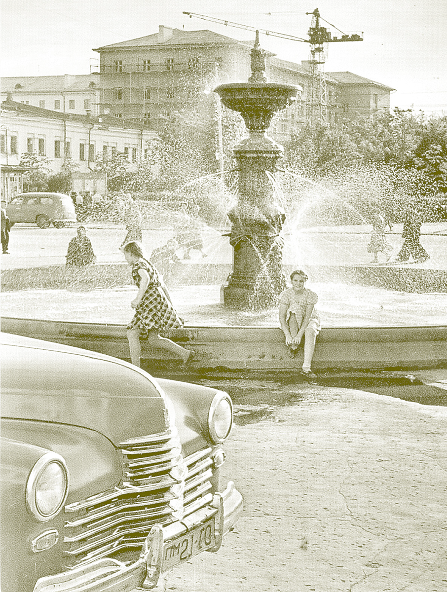 И как только Пенза умудрилась потерять фонтан у Драмтеатра?! Фото из книги Игоря Шишкина "Листая старый альбом. 1940-1960"