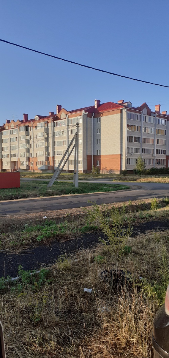 Это довольно новый дом. Мой старый в котором я вырос и бегал босоногим мальчишкой снесен. Это был двухэтажный деревянный дом.  Во дворе росла ель , а за сараями пять березок кружком оставляя внутри круг для нас пацанов и девчонок. Я помню как нам всем было уютно и весело вместе и старшим и младшим . Всем находилось чем заняться и как развлечься. 