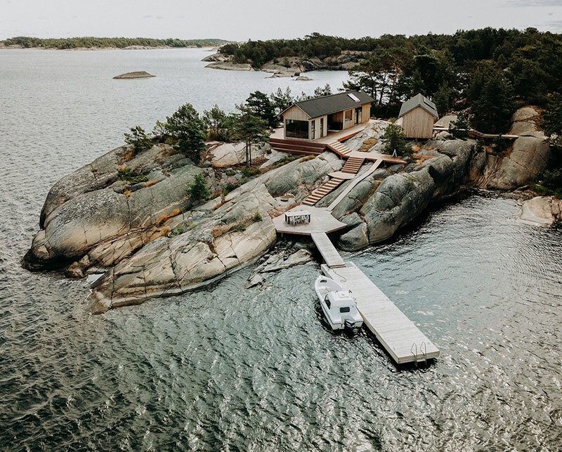 Эта современная дача с сауной расположена на уединенном скалистом острове в Финляндии. Удаленность от инфраструктуры не испугала владельцев острова, ведь эта дача абсолютно автономна — ом использует солнечную энергию, фильтрует воду и обогревается с помощью печки в сауне.