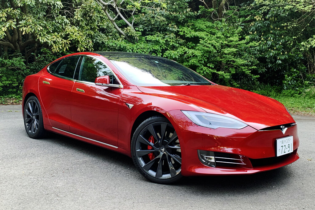 Роскошный 4-дверный седан Tesla Model S.  Обладает потрясающими характеристиками ускорения