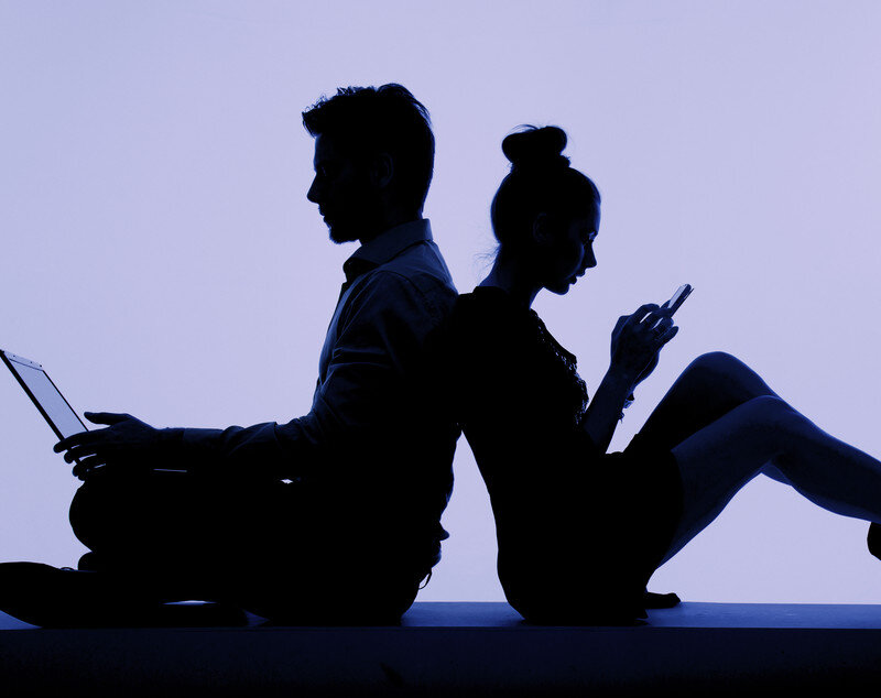 Встреча интернет друзей девушки и девушки. Два парня целуются на улице. Встреча с интернет парнем. Интернет пары встретились. Встреча с интернет парнем.