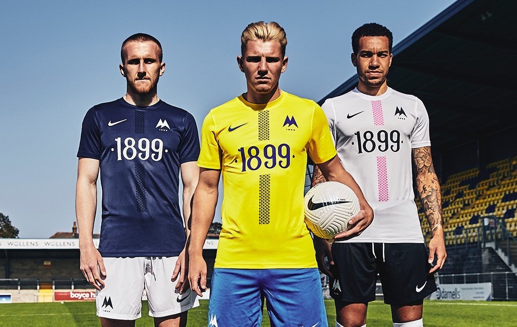 Слева направо: Третья, домашняя и гостевая форма «Торки Юнайтед»