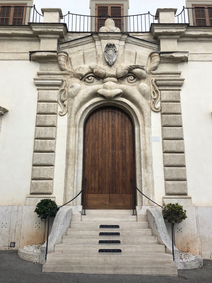 Дом монстровв Риме, Италия. 2019, фото автора