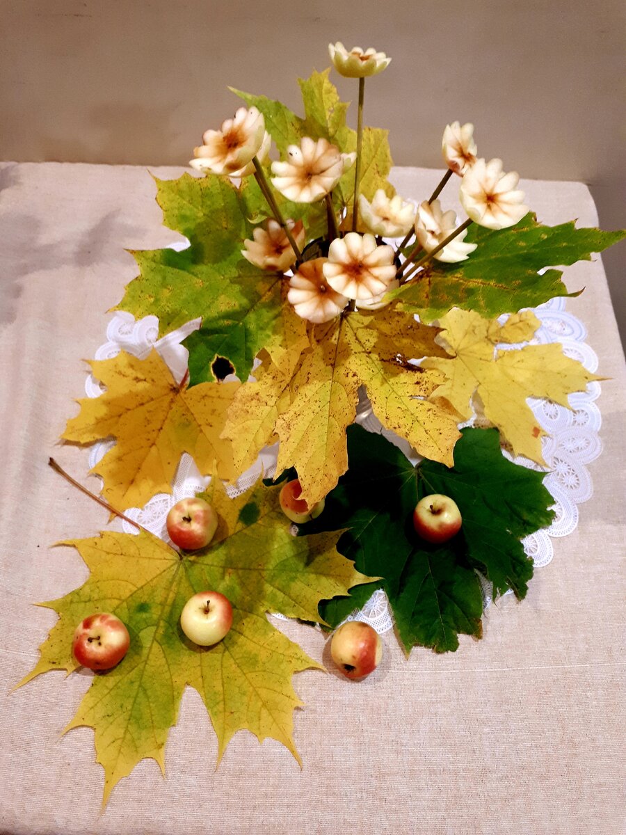 Осенний букет из фруктов и рябины