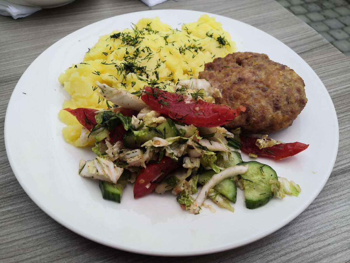 Пюре с котлетой и салатом ~ 200 рублей 