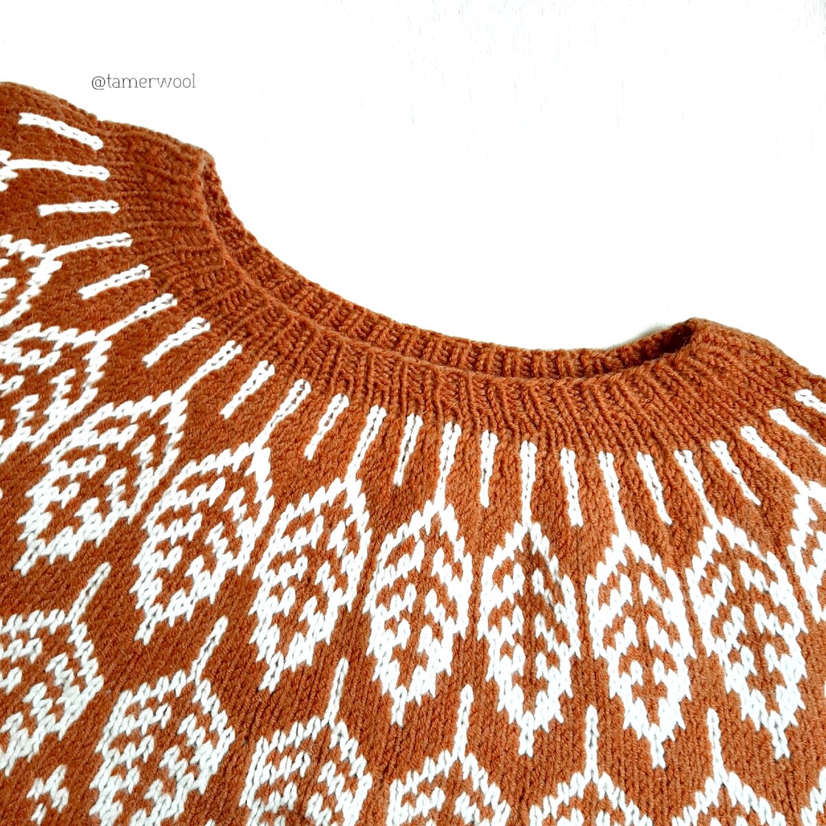 Вид спереди. Свитер связан с небольшим ростком.